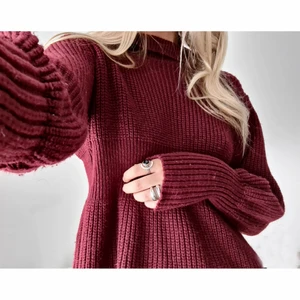 Stickad tröja: storlek M - En vinröd stickad tröja. Supermysig att ha på och fin i färgen. Den har lite ballongärmar och går in lite vid midjan. Väldigt söt!