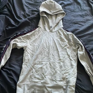 Gant hoodie  - En grå gant hoodie i hyfsat skick 
