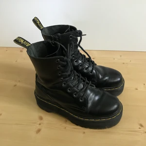 Dr martens i strl 37, modell jadon! - Dr. Martens i modellen jadon i strl 37! Säljs eftersom jag har ett par andra skor som jag använder numera. De har använts en del men är fortfarande i väldigt bra skick! Bara att kontakta för fler bilder. Köparen står för frakten❤️☺️