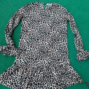 Klänning - Jätte fin leopard klänning. Är lite över låren och är lös. Skriv om ni har frågor