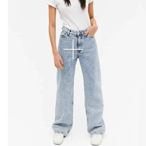 Nya jeans från Monki - Nya jeans från Monki, köpta förra sommaren. Storlek 25, har själv klippt av dem så de passar mig som är 1,62 💘 150kr+ frakt!🥰 Nypris: 399kr