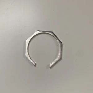 Hexagonal armband - Säljer nu detta armbandet då det var för lite stort för mig, har endast testat det så är i ny kvalite. Det är gjort av 100% zink och är one size. Köptes på asos och är just nu slutsåld. Bara att höra av er i dm för mer info!