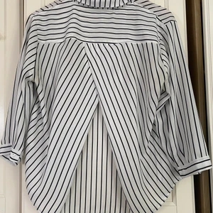 Randig blus - Randig skjortblus - snygg och klassisk från Monki! Trekvartsärmar och snygg drapering i ryggen. Storlek M, men passar en S också! 