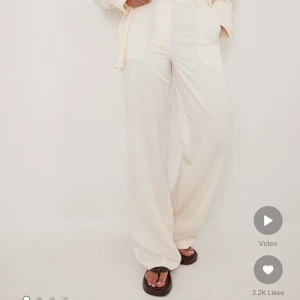 Visa långa byxor, Lojsan Wallin X NA-KD - Helt oanvända vita byxor i satin från lojsans senaste släpp hos NA-KD. Nypris 499kr 