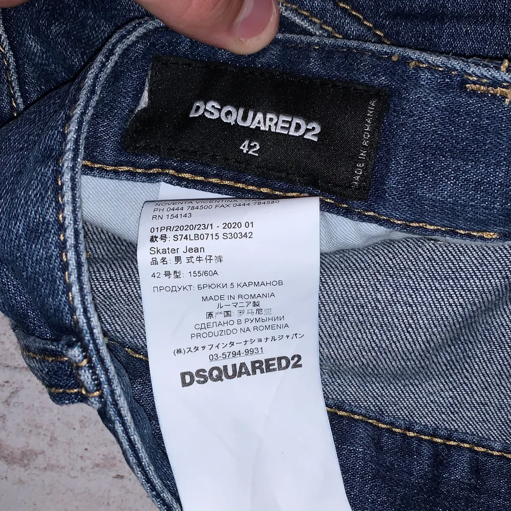 Ett par stilrena dsquared2 jeans storlek 42. Säljer dom för har växt ur dom. nypris 4200kr säljer dom för 1000kr Kan gå med på bud, köparen står för frakten.. Jeans & Byxor.