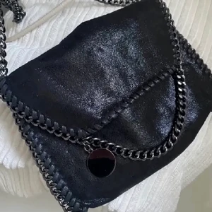 Stella McCartney liknande väska  - Stella McCartney liknande väska i nyskick. Knappt använd. Köparen står för frakten 🫶🏼