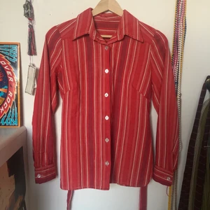 Figursydd skjorta - Randig figursydd skjorta! Ser ut att vara handgjord! I nyskick! Går att dra in i midjan med ett snöre i ryggen. Lite tjockare material!