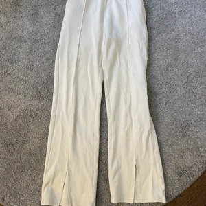 Vita byxor, Gina Tricot - Jag säljer min vita byxor från Gina för att dom har blivit för små. Byxorna är värkligen sköna och snygga. Skriv om du vill ha fler bilder eller har frågor 💗💗 Buda från 99kr eller köpa direkt för 150💗