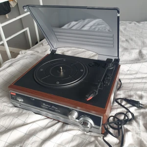 Vinyl - Säljer min gamla vinyl spelare då jag skaffat en ny. Skulle inte säga den är den bästa i världen men funkar utmärkt som ens första. Skick 10/10