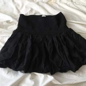 Volang kjol köpt hör på plick!  Säljer då den inte kommer till användning längre  I bra skick och fin färg 🥰