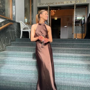 Brun långklänning  - Denna otroligt fina långklänningen från nakd, använd en gång (balen) säljer för 400 inkl frakt ⭐️