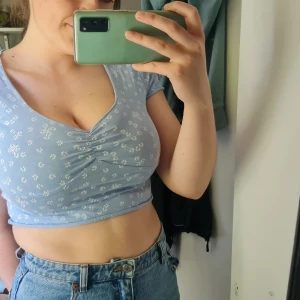 Blommig topp - Jättefin blå topp, säljer då den är lite liten för mig.