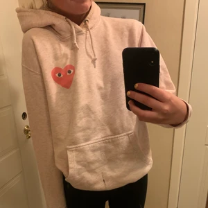 Cdg play hoodie m - Säljer denna cdg hoodie som är köpt här på Plick så kan tyvärr inte garantera äkthet! Strl m!