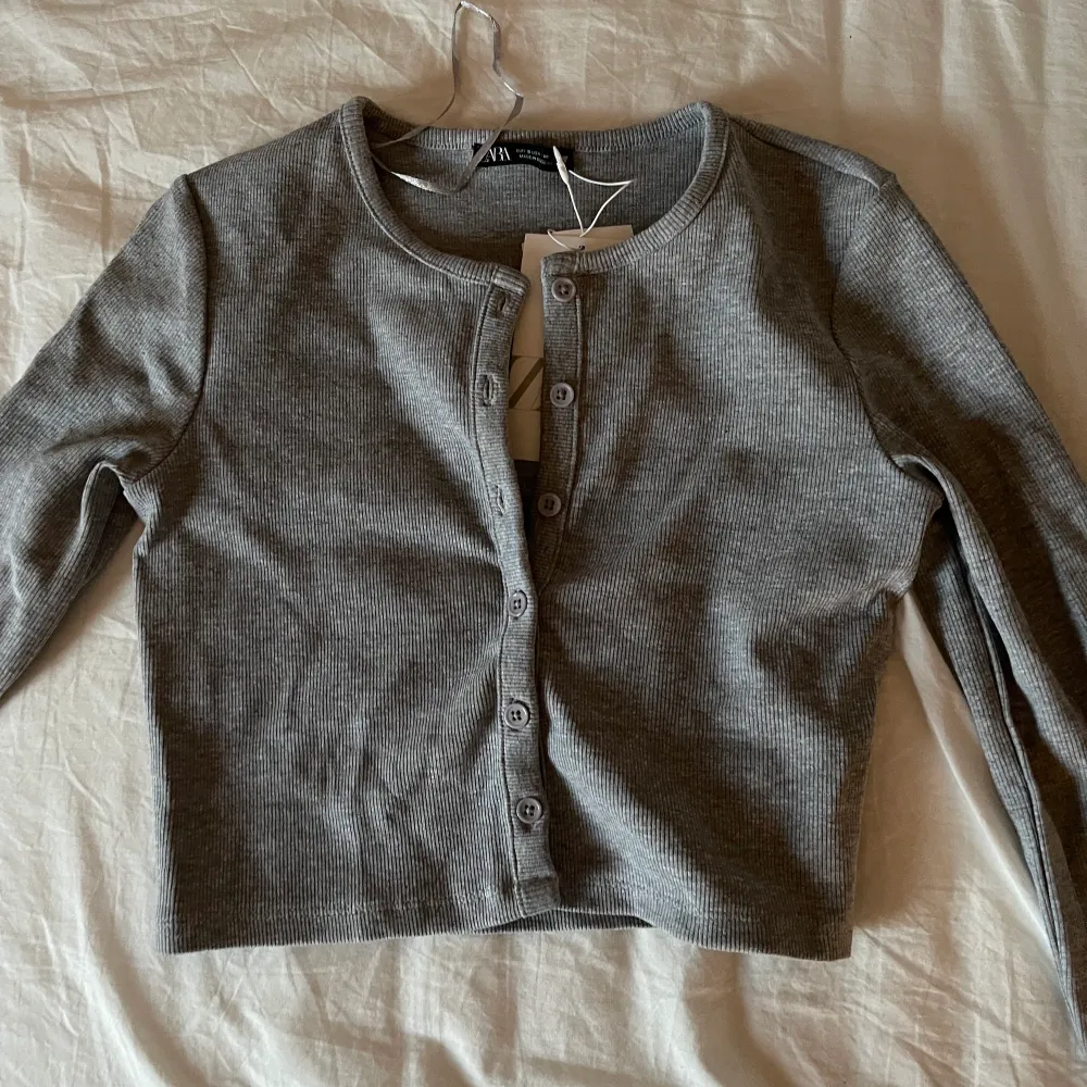 Ribbad kort tröja från Zara aldrig använd + har lappen kvar. Den är lite ljusare grå än på bilden!. Toppar.