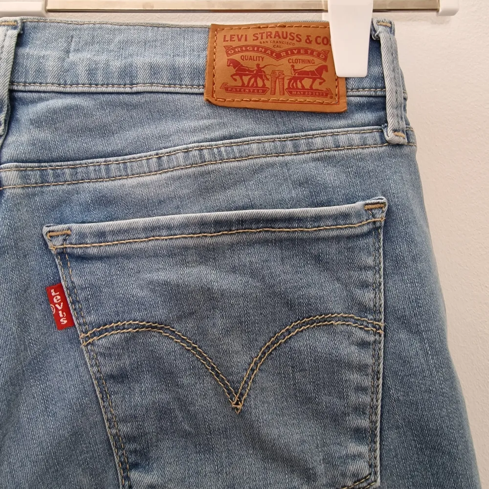 Ljusblå jeans från levi's. Använda ett fåtal gånger.  Storlek: W26L32   Katt finns i hemmet. Jeans & Byxor.