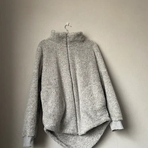 Hunkemöller mjuk tröja  - En super mysig och skön tröja/fleece. Storlek M. Finns i Örebro, kan skickas. 