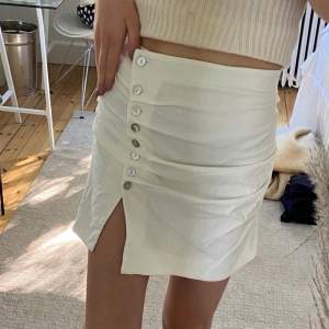 Superfin kjol från ZARA Rynkad och knappar Storlek S