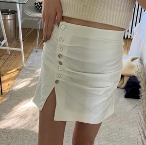 Kjol ZARA - Superfin kjol från ZARA Rynkad och knappar Storlek S