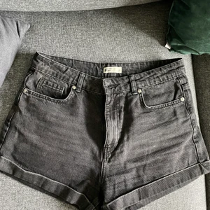 Jeansshorts  - Jeansshorts från Gina tricot storlek 40. Knappt använda. 