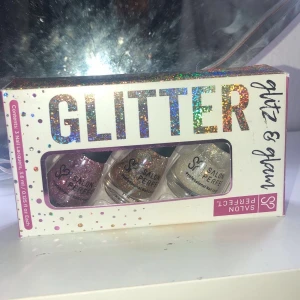 Nagellavk - Säljer detta sett med nagellack den vita är endast testad ingen annan dem är jätte fina men använder inte glitter