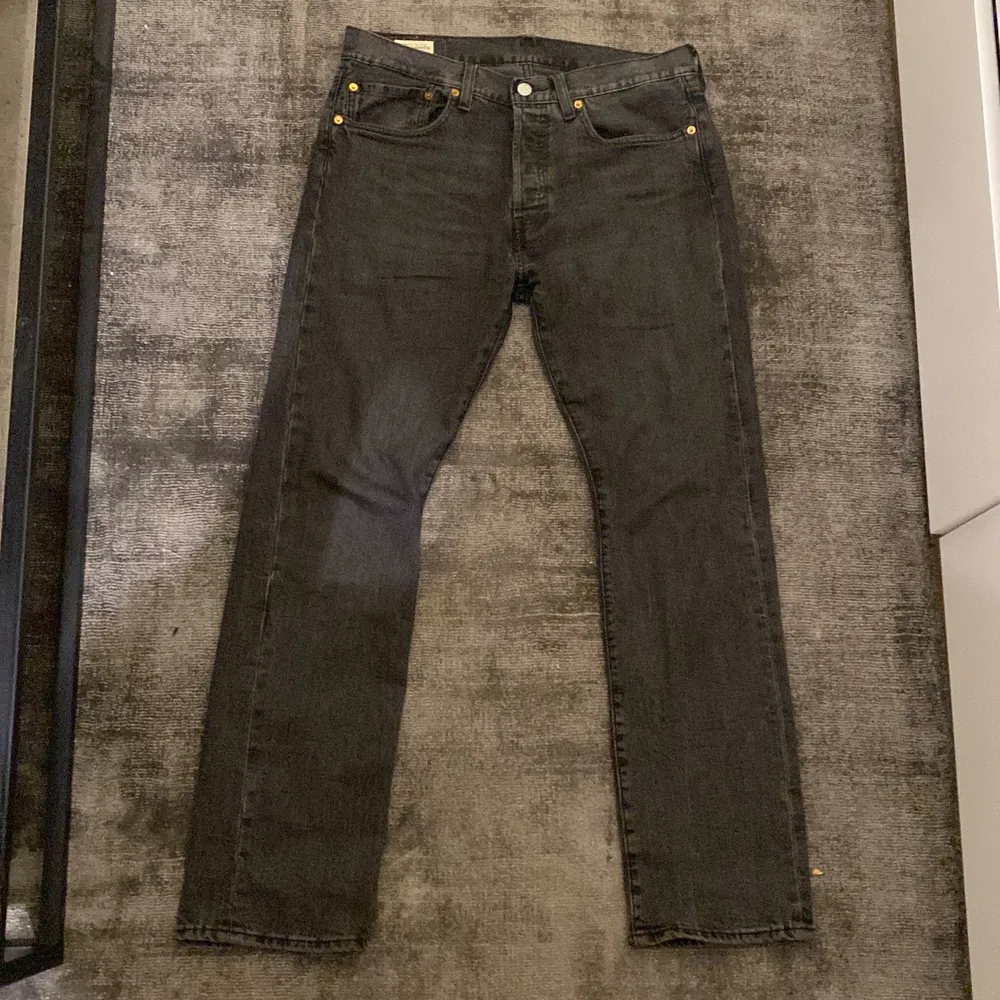 Ett par mörka levis 501 jeans. Är för små för mig är inprincip i nyskick. Nypris är 1200kr . Jeans & Byxor.