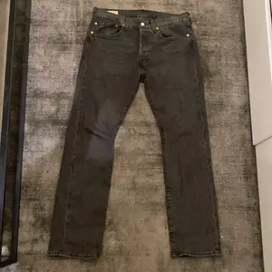 Ett par mörka levis 501 jeans. Är för små för mig är inprincip i nyskick. Nypris är 1200kr 