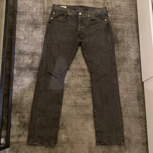 Levis 501 jeans - Ett par mörka levis 501 jeans. Är för små för mig är inprincip i nyskick. Nypris är 1200kr 