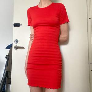 Fin röd tajt klänning från hm. Bara testat, lappen kvar. Väldigt stretchig. Skriv privat om du har mer frågor eller vill se nåt annat 🙏🏼