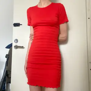 Fin röd tajt klänning från hm. Bara testat, lappen kvar. Väldigt stretchig. Skriv privat om du har mer frågor eller vill se nåt annat 🙏🏼