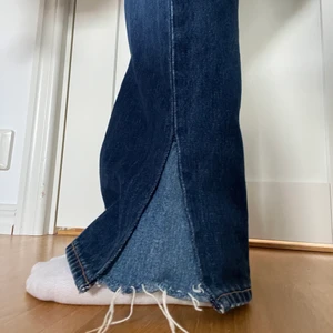 Jeans - Säljer mina jeans från weekday som jag klippt en slits i och sytt dit eget tyg och blir mer utsvängda, skitsnyggt!