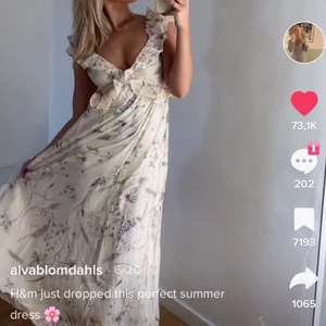 Långklänning - drömmig långklänning från H&M som är slut på hemsidan. Endast testad ochr i nyskick! 💓💓💓 säljer pga inte min stil riktigt:/