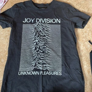 Joy division tisha - Knappt använd. Säljer då jag har två styckeni