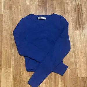 Super söt royal blue tröjs från Zara! Knappast använd, super bekväm och sitter otroligt fint!😻 Frakt priset lägs på sen😍 Jag uppfattar att den är väldigt liten i storleken så den e perfekt för en Small typ!