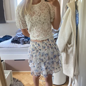 Vit blus  - Jättefin vit blus med spets liknande ”mönster” från Gina Tricot. HELT PERFEKT nu i sommar! 😻 Använd kanske 2 gånger. Köpt för 290kr. Jeansen på bild två hittar ni i en annan annons. Frakt tillkommer 💓