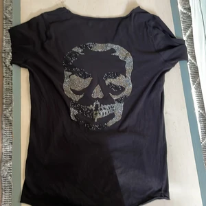 Zadig Voltaire tröja - Intresserad koll!! På min skit snygga Zadig Voltaire tröja några pärlor saknar men som du ser på bilden så syns de inte, kontakta privat💞