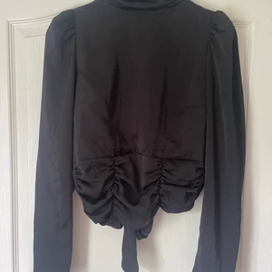 Svart topp med öppen rygg  - Superfin öppen rygg med knytning