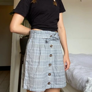 Rutig kjol - Svartvit rutig kjol som knyts. Polyester och bomull. Tvättas i 30°C. ✨