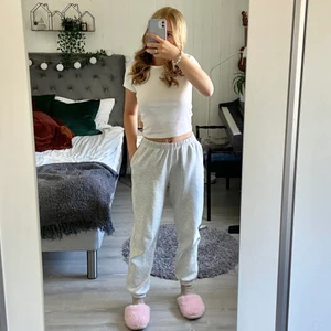 Sweatpants - Säljer dessa mjukisbyxor då de är för stora på mig. Dessa byxor är från Gina tricot och är i storlek S. De är supersköna, men de är lite noppriga (se sista bilden). Säljer för 90 + frakt men kan diskutera priset🫶🏼🤗