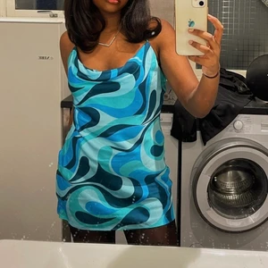 klänning - Söt klänning från Zara som är använd ett fåtal gånger. Säljer på grund av att den är för liten för mig samt väldigt kort (är 162cm för referens). Stryks och tvättas innan försäljning.  xx Anna