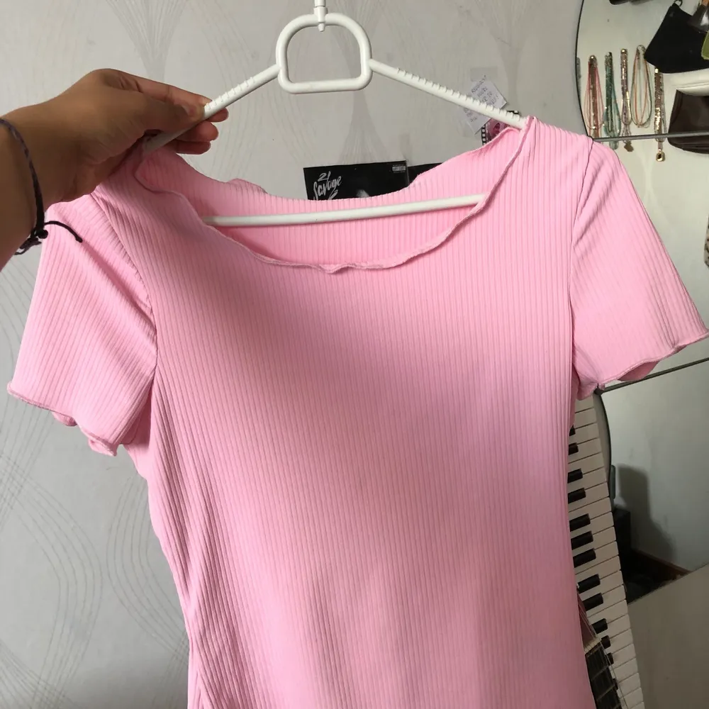 En väldigt fin och somrig rosa tröja i storlek S/M. Materialet är ganska stretchigt och gummi aktigt. Sitter väldigt fint på kroppen.💞💞. T-shirts.