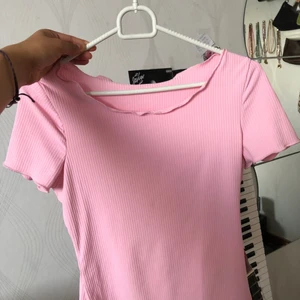 Rosa t-shirt  - En väldigt fin och somrig rosa tröja i storlek S/M. Materialet är ganska stretchigt och gummi aktigt. Sitter väldigt fint på kroppen.💞💞