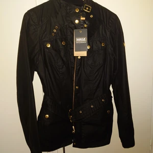 Barbour wax jacka - Aldrig använd! Med prislapp.Strl. 36  Kan tänka mig gå ner i pris vid snabb affär. Möts upp & skickar ❤️ Köparen står för frakten.  