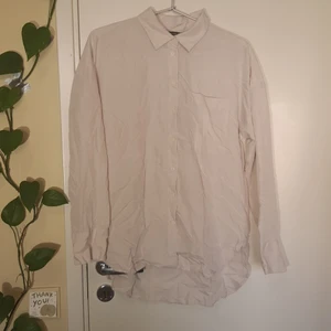 Skjorta - Stor ljusbeige skjorta med ficka där fram☀️