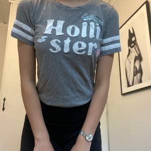 Köp Holister t-shirt och få en Levis t-shirt på köpet! bägge i strl xs.