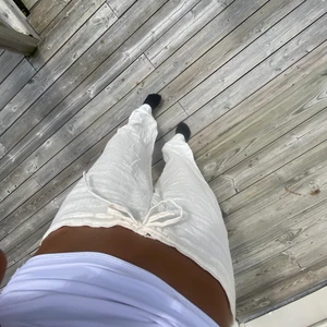 Linnebyxor - Intressekoll på ett par linnebyxor. Jag på bilden är 170cm som jämförelse💙