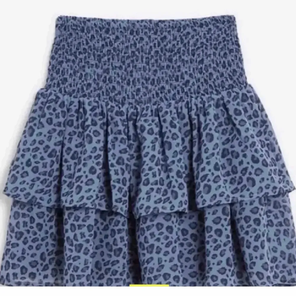 Super gullig kjol köpt förra sommaren på kappahl barnavdelning💓 vet ej nypris men säljer för 80kr + 66kr frakt😊 Storlek 170 vilket motsvarar ca S/M. Lånade bilder😆. Kjolar.