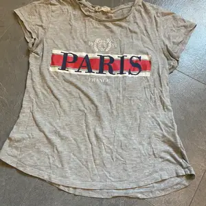 En fin t-shirt med texten PARIS på