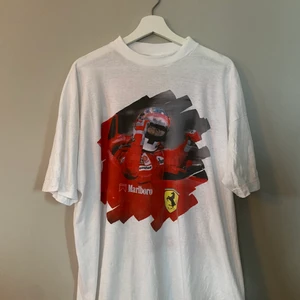 Vintage Ferrari x marlboro t shirt  - Jätte fint skick Storlek L Kan skickas på posten eller mötas upp 