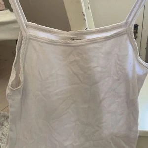 Söt vit linne - Ett jätte söt fint linne som har fina små volanger vid toppen💗säljer för att det är för litet för mig❤️❤️