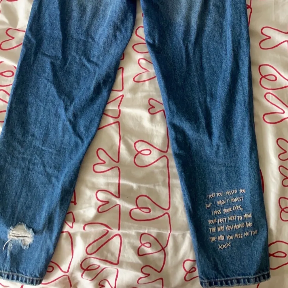 Jeans från zara 🫶🏼 köpte flera år sen, användat 2 gånger 💕 Fina och passar bra ❤️ Det finns stickade text på botten av byxorna ❤️. Jeans & Byxor.